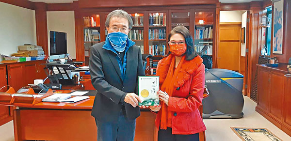 ■陳復生親自將新書送給即將榮休的校長錢大康教授留念。