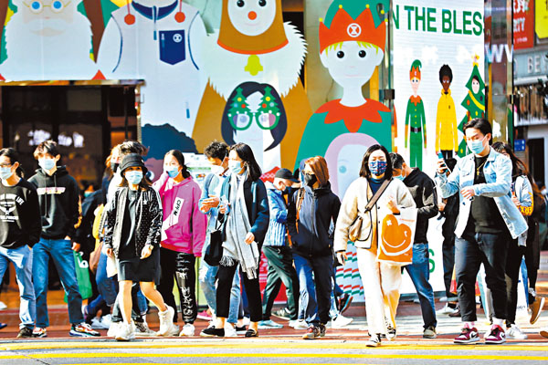 ■假期家庭聚會增多，一旦當中有超級傳播者，香港疫情恐再反彈。圖為街上人頭湧湧。 香港文匯報記者  攝