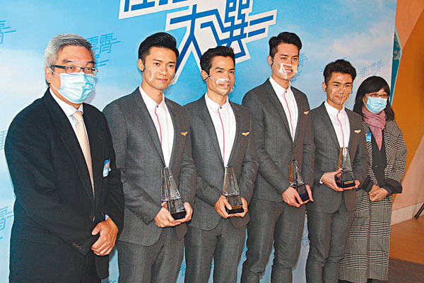 ■ TVB高層頒獎給麥大力、盛勁為、陸煥恆和楊銘熙。