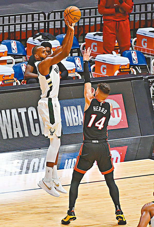 ■米杜頓(左)攻入25分。 路透社