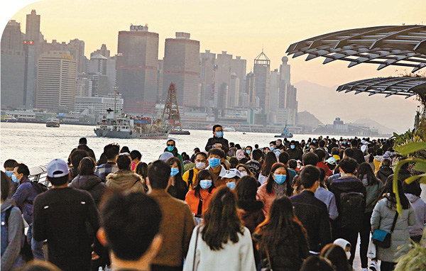 ●元旦日尖沙咀星光大道人頭湧湧，專家憂假期後疫情再反彈。 香港文匯報記者  攝