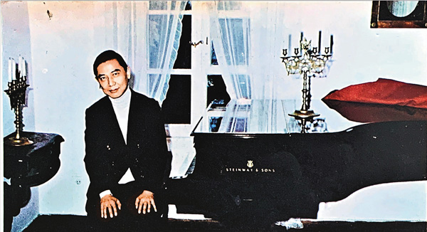 ●1970年代傅聰攝於波蘭蕭邦故居的照片。