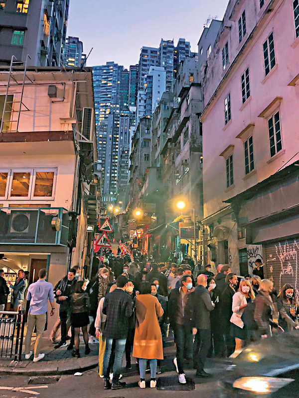 ● 除夕前後，中環卑利街每當入夜便湧現大批酒客隨街飲酒狂歡。 香港文匯報記者  攝