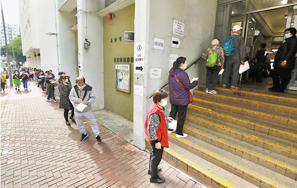 ●元洲邨元滿樓居民要到附近臨時檢測中心採樣。 香港文匯報記者  攝