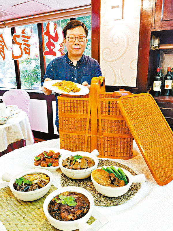 ● 灣仔老字號生記飯店老闆黃立仁以身作則，親自參與送外賣。