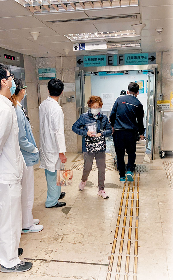 ● 爆疫的瑪嘉烈醫院EF座日間護理中心內科日間病房，昨日保安未見特別加強。   香港文匯報記者 攝