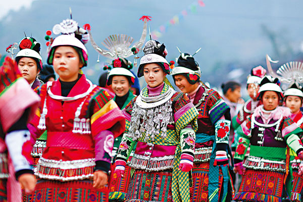 ●苗家女銀飾盛裝慶苗年。 資料圖片