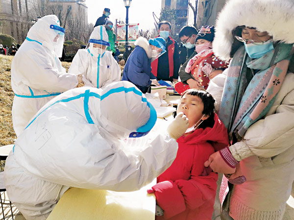 ●昨日，河北石家莊啟動全員核檢。石家莊所有小區居民被要求居家隔離3天，並在3天內以社區為單位接受核酸檢測。圖為小區市民排隊進行核酸採樣。  中新社