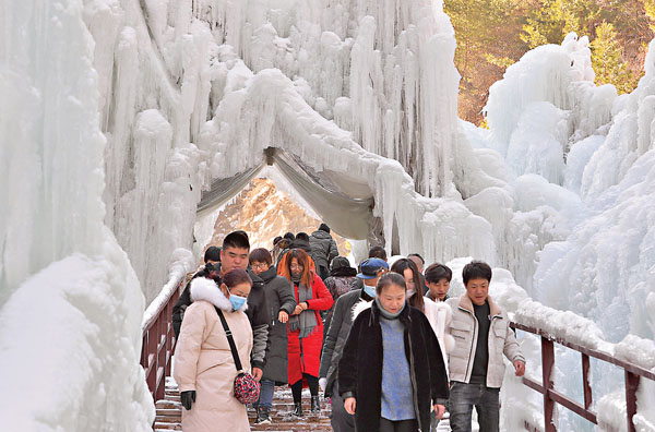 ■遊客在大墩峽景區遊覽。