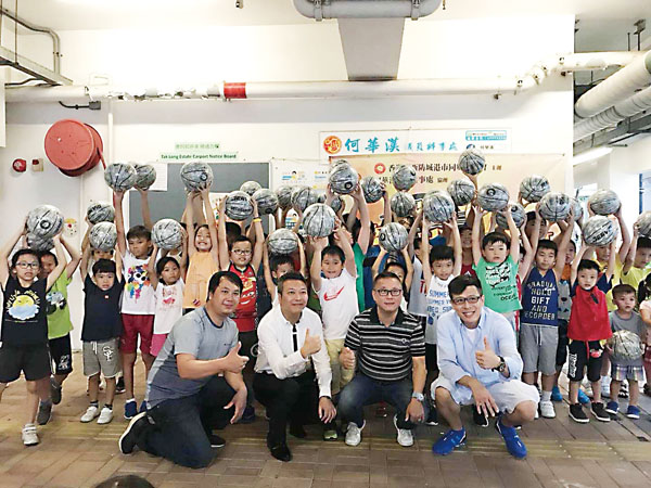 ● 何華漢（前排左一）邀請前港隊成員到德朗村，為區內小朋友開設籃球訓練班。圖為訓練班結業典禮。