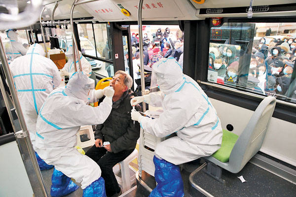 ● 醫護人員昨日在「核酸採樣流動車」內為石家莊市民進行核酸採樣。     新華社