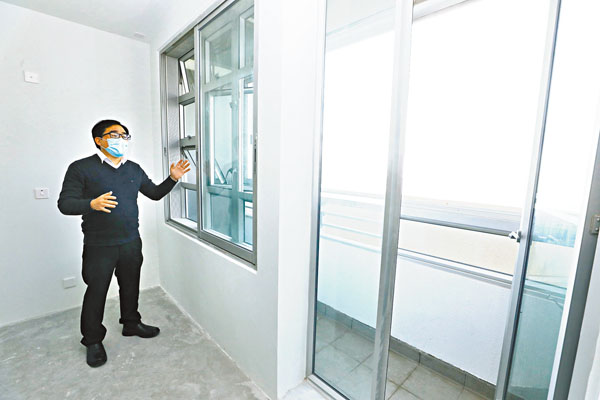 賴達明指，居屋單位附設露台的做法少見，不過相信因噪音問題及建築標準等因素，所以露台及單位的窗戶裝上了吸音板及隔音窗。