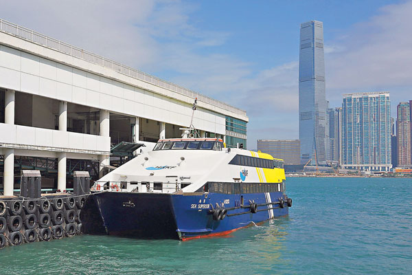 ●港九小輪1名船長確診和3名船員初確，該公司百多名船員須檢測。圖為中環碼頭的港九小輪客船。 中新社