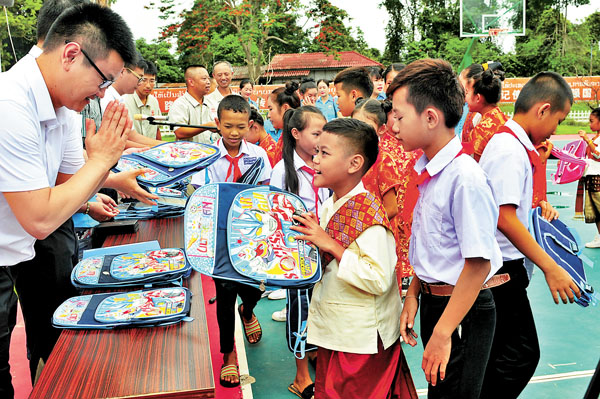 ●白皮書透露，2013年至2018年，中國對外提供無償援助1,278億元，佔對外援助總額的47.30%。圖為中老友好農冰村小學學生接過中國中鐵二局贈送的文具。 資料圖片