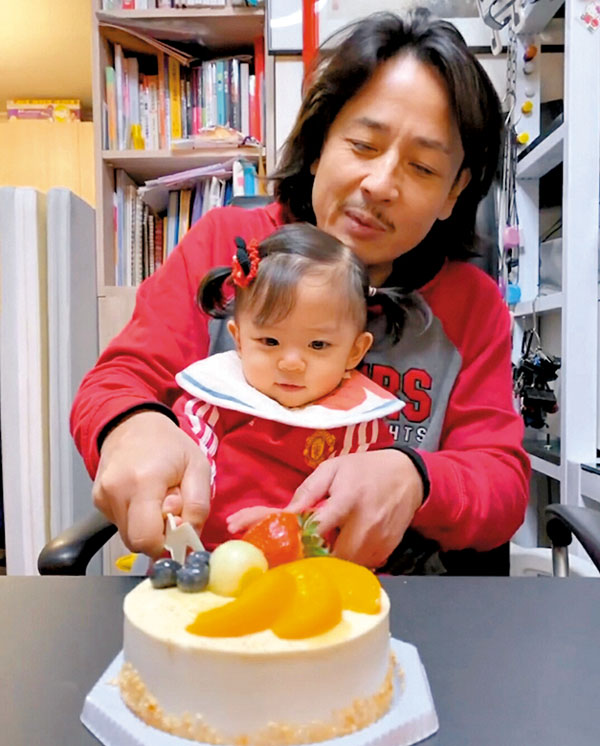 ●黃澤鋒笑指女兒「奀皮」。