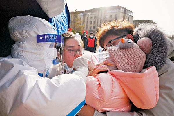 ●石家莊中高風險地區第二輪核酸檢測已啟動。圖為河北石家莊九花園小區居民11日進行第二次核酸採樣。 中新社