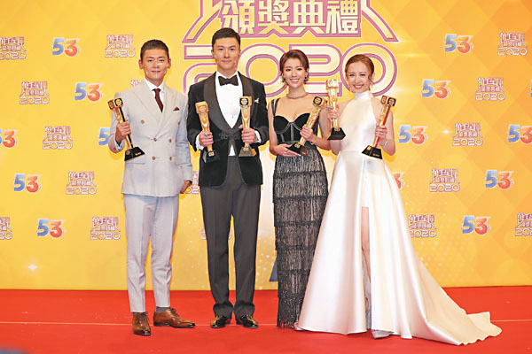 ●左起：張振朗、王浩信、蔡思貝及龔嘉欣開心大合照。