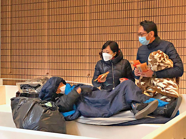 ●工聯會立法會議員麥美娟、陸頌雄贈禦寒和防疫用品予露宿者。 fb截圖