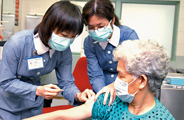 ●科興疫苗在三種疫苗中副作用相對低，初步認為可為部分人如長者接種。圖為長者注射流感疫苗。資料圖片