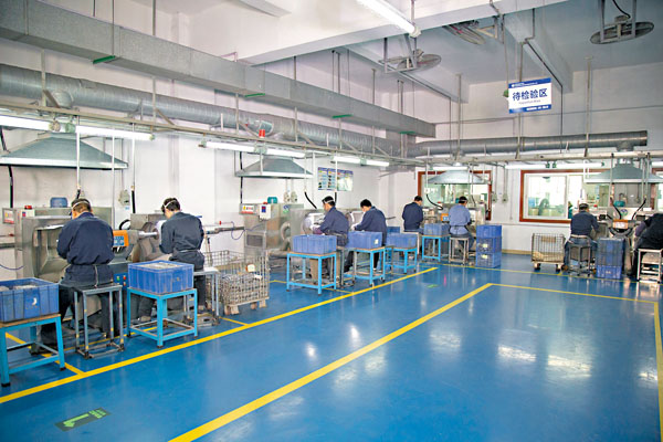 ●港企順景園主要從事電動工具和汽車配件的研發和生產，2020年公司產值大幅猛增32%，訂單暴增60%。圖為順景園生產車間。香港文匯報記者李昌鴻  攝