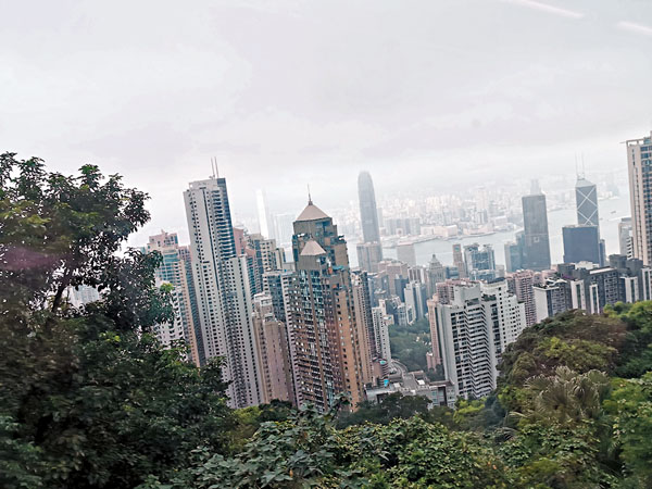 ●由舊山頂道往下走，盡覽沿途風光。