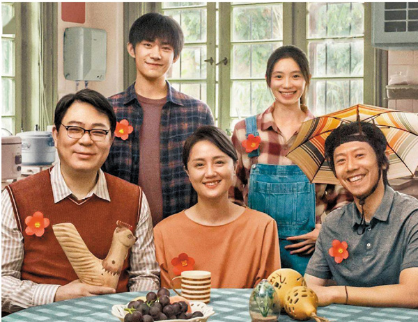 ●電影《送你一朵小紅花》故事具有感人情節。而易烊千璽和劉浩存的演出更獲讚賞。