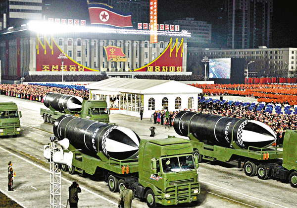 ●朝鮮閱兵儀式上展示的新型潛射彈道導彈「北極星5」。 美聯社