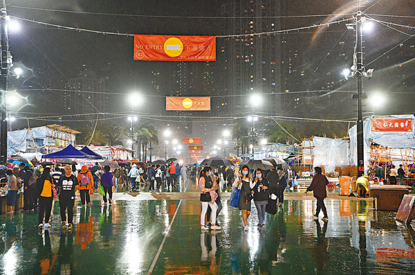 ●去年年宵因疫情影響，人流明顯減少，大部分市民都戴上口罩。 資料圖片