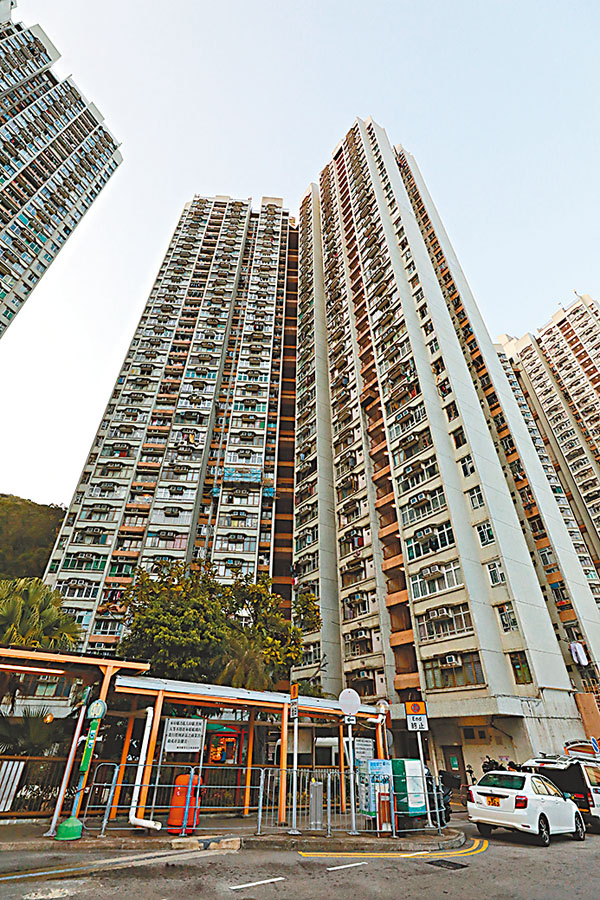 政府昨日宣布，柴灣峰華邨曉峰樓12樓以上的13室單位住戶也要撤離，送往檢疫中心。 資料圖片