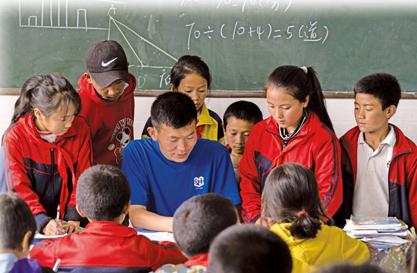 ● 讓農村地區、貧困地區的孩子們獲得相對公平、較有品質的教育，一支穩定、有水準的教師隊伍必不可少。圖為四川省山區一家小學的雙孤、單親、留守學生圍着老師上課。 （新華社）