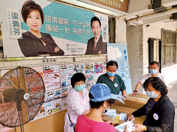● 疫情期間，陳鏡秋派發口罩予街坊。
