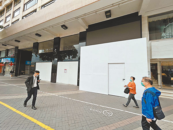 ● 瑞士名錶集團Swatch旗下兩個品牌被指從去年9月起拖欠尖沙咀星光行舖位的租金，遭追討逾1,356萬元租金。圖為零售業寒冬下，星光行近期吉舖增加。 資料圖片