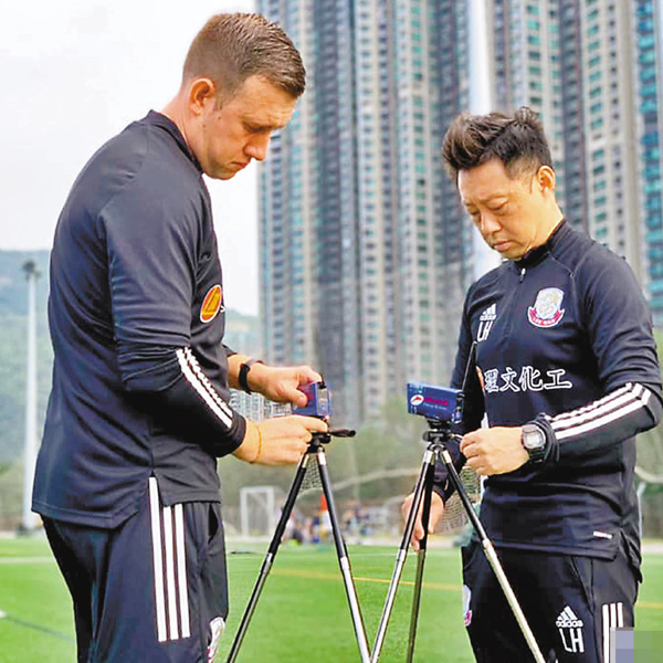 ●Mark Holland（左）去年10月上任理文青訓總監，羅國豪亦有從旁協助。 受訪者提供