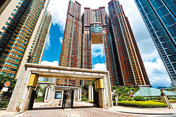 ● 樓市氣氛好，豪宅成交增，凱旋門近千呎大單位以3,500萬易手。 資料圖片