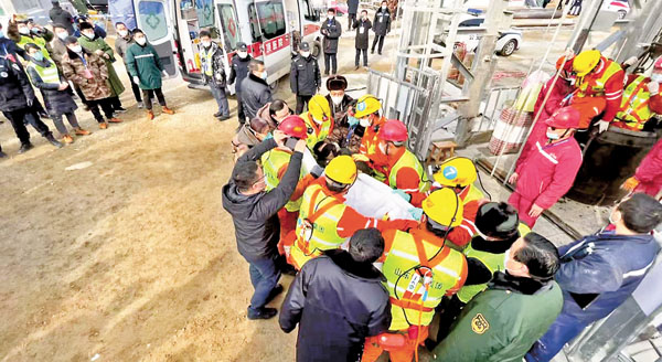 ●1月24日，山東煙台棲霞笏山金礦爆炸事故現場有11名被困礦工在救援人員幫助下陸續升井。 香港文匯報山東傳真