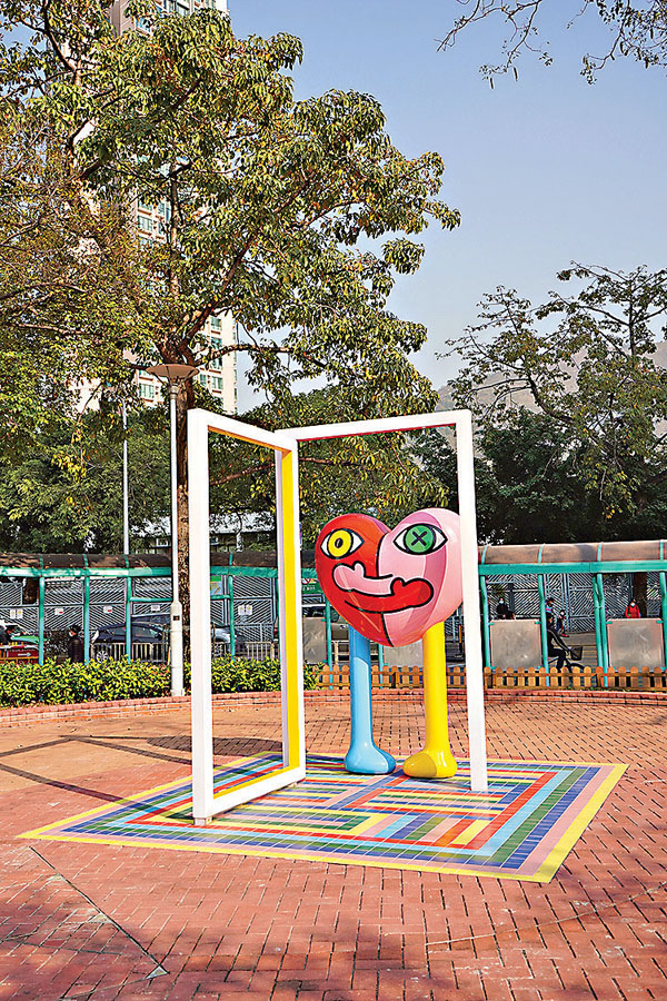 ●作品《團門》延續了羅曉騰與擁抱相關的項目。