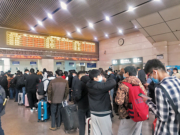 ● 廣州南站售票大廳，退票、改簽旅客排起了長龍。  香港文匯報記者敏輝 攝