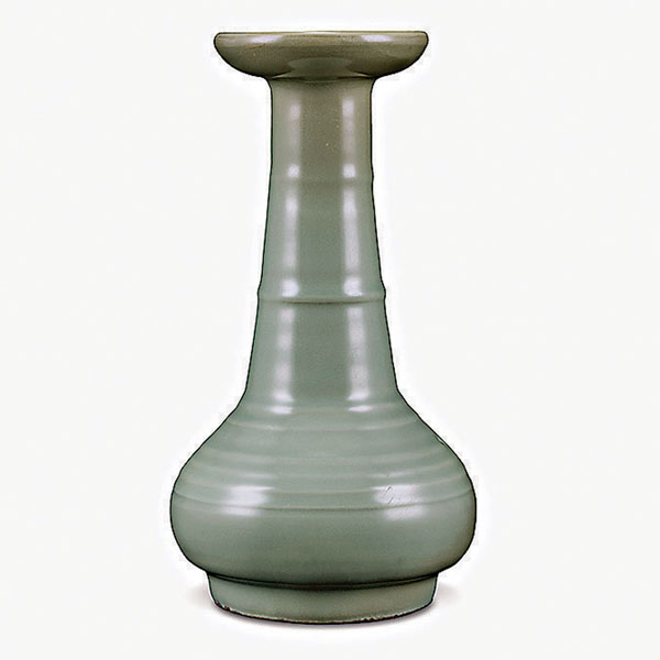 ●南宋 龍泉窯青瓷竹式頸弦紋盤口瓶    高27.2cm。來源：紐約佳士得（2001年9月20日，編號119）