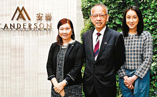 ● 吳崇武（中）表示，安峯預計兩周內上載售樓書，不排除農曆新年前推出。