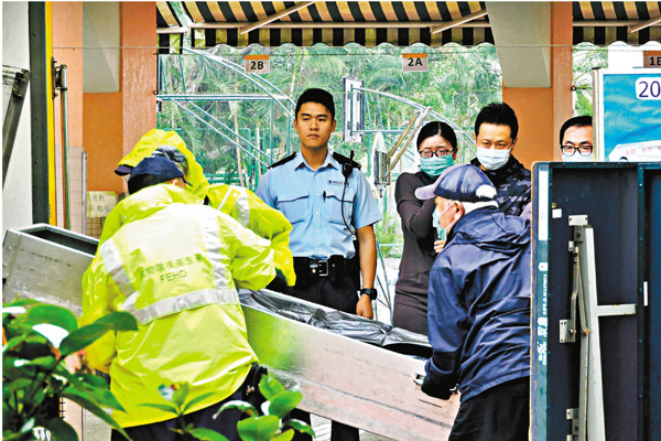 ●前年3月6日教師林麗棠在其任職小學內墮樓死亡,遺體由仵工舁走。 資料圖片