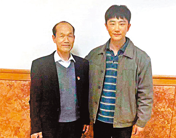 ● 謝興昌與黃軒（右）合影。