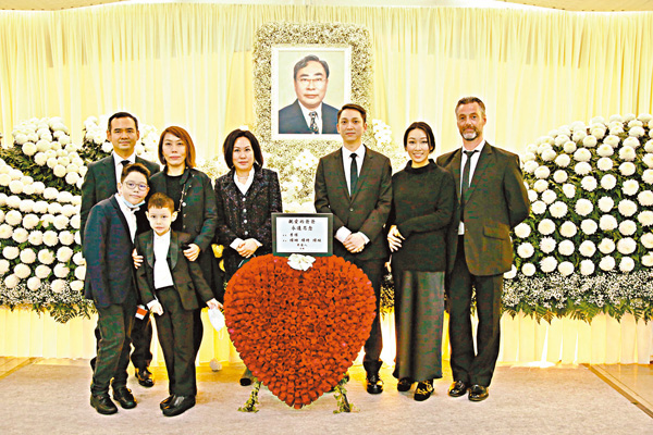 ● 林建名四子女離開前在靈堂合照。