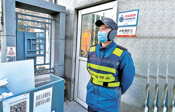 ●杜建軍正在門崗執勤。香港文匯報記者馬靜 攝