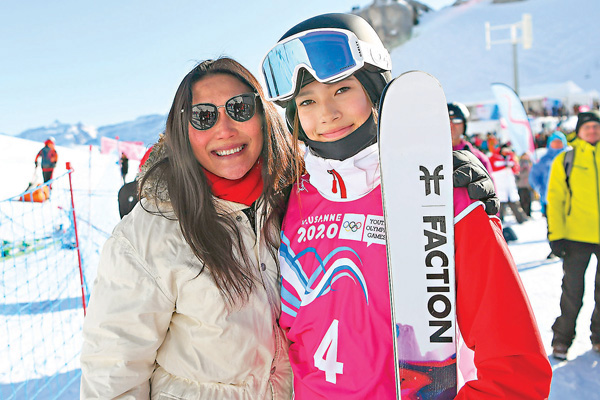 ●谷愛淩（右）成為首位在U型場比賽奪冠的中國選手。  資料圖片