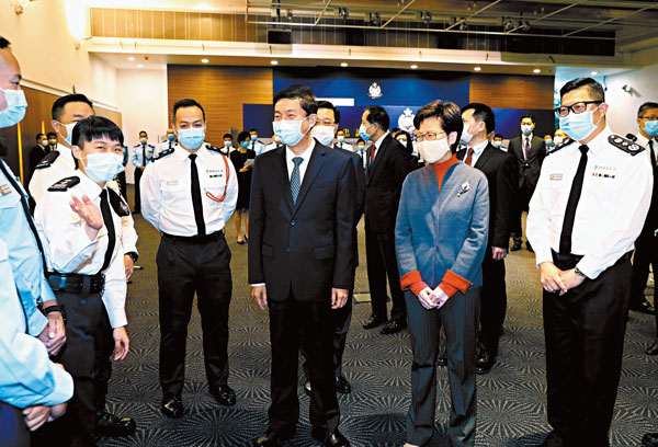 ● 特首林鄭月娥和中聯辦主任駱惠寧等到警察總部慰問。 新華社