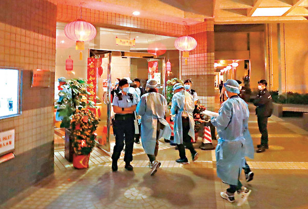 ●麗港城封鎖第五座及第七座圍封強檢。 香港文匯報記者  攝