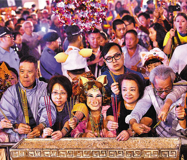 ●黃大仙祠99年來首度取消年三十晚頭炷香。圖為善信往年爭上頭炷香的盛況。 資料圖片