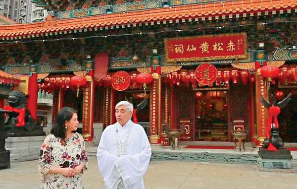 ●嗇色園黃大仙祠監院（義覺）道長李耀輝博士在《園繫香江百載情》節目裏，道出嗇色園與香港同步成長的百年情緣。 作者供圖