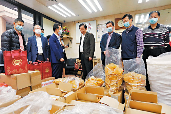 ●港區潮聯到海味店派發防疫品。香港文匯報記者 攝