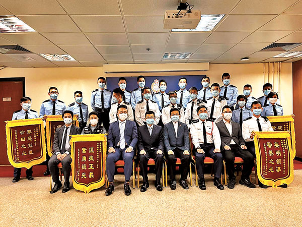 民建聯沙田支部前往馬鞍山警署慰問全體警員。